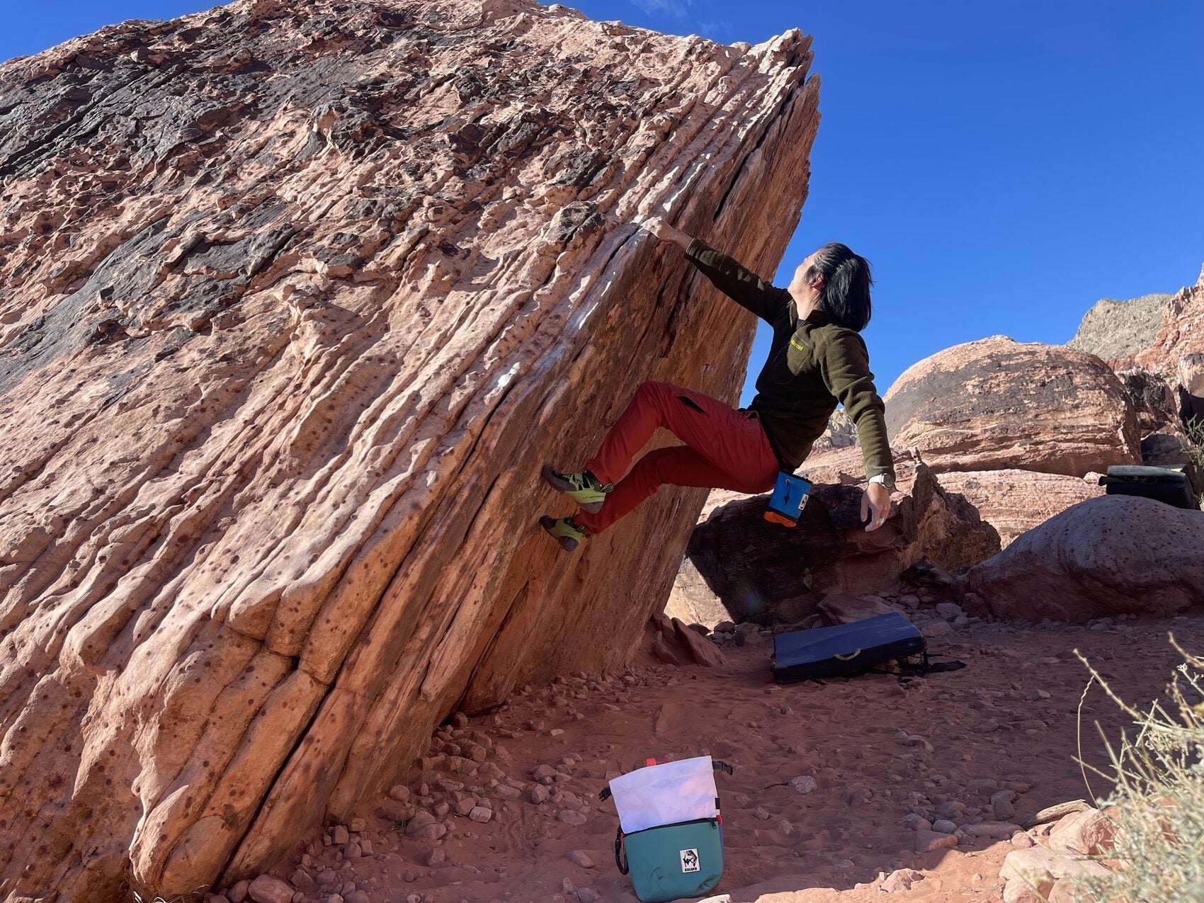 Climber on a boulder with a Sesh chalk bucket